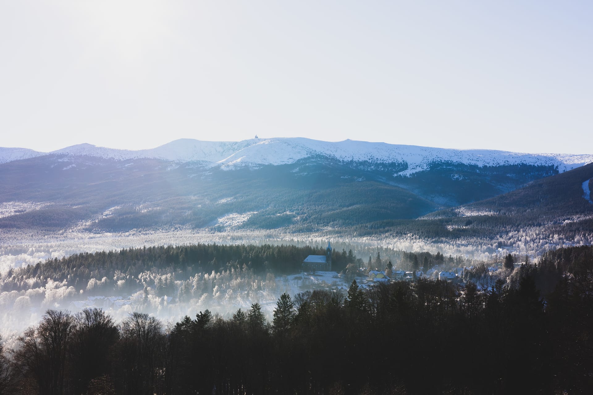 Mglista, zimowa panorama gór nad doliną — FlowFort