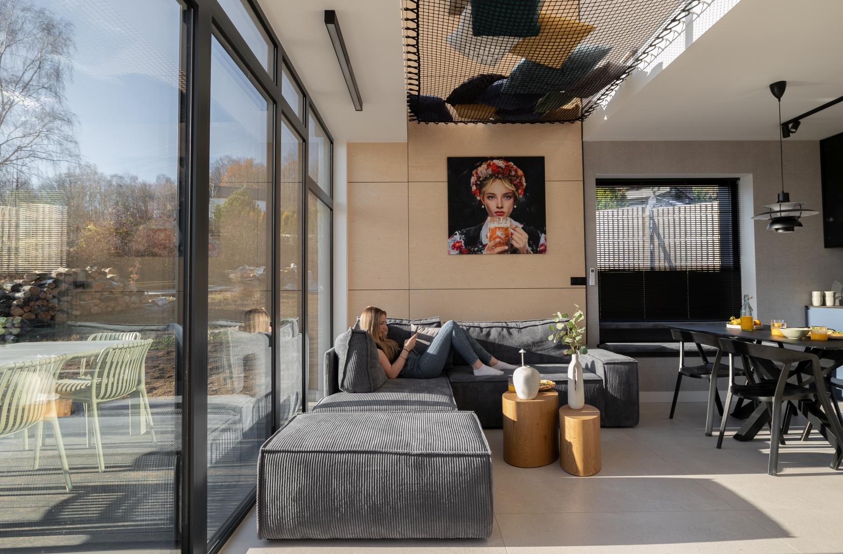 Przestronny salon z panoramicznymi oknami i wyjściem na taras — FlowFort