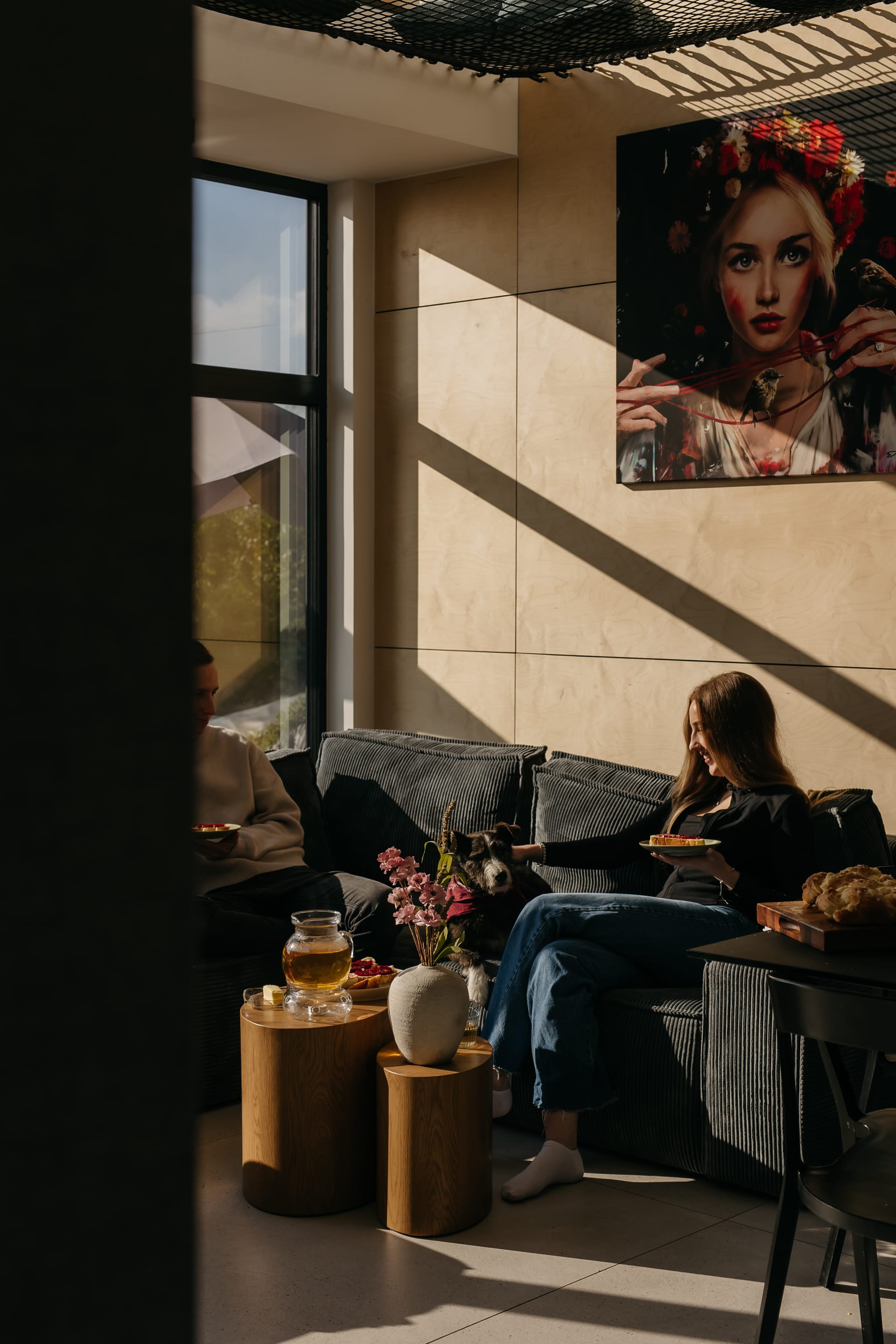 Chwila relaksu z przekąskami w salonie — FlowFort