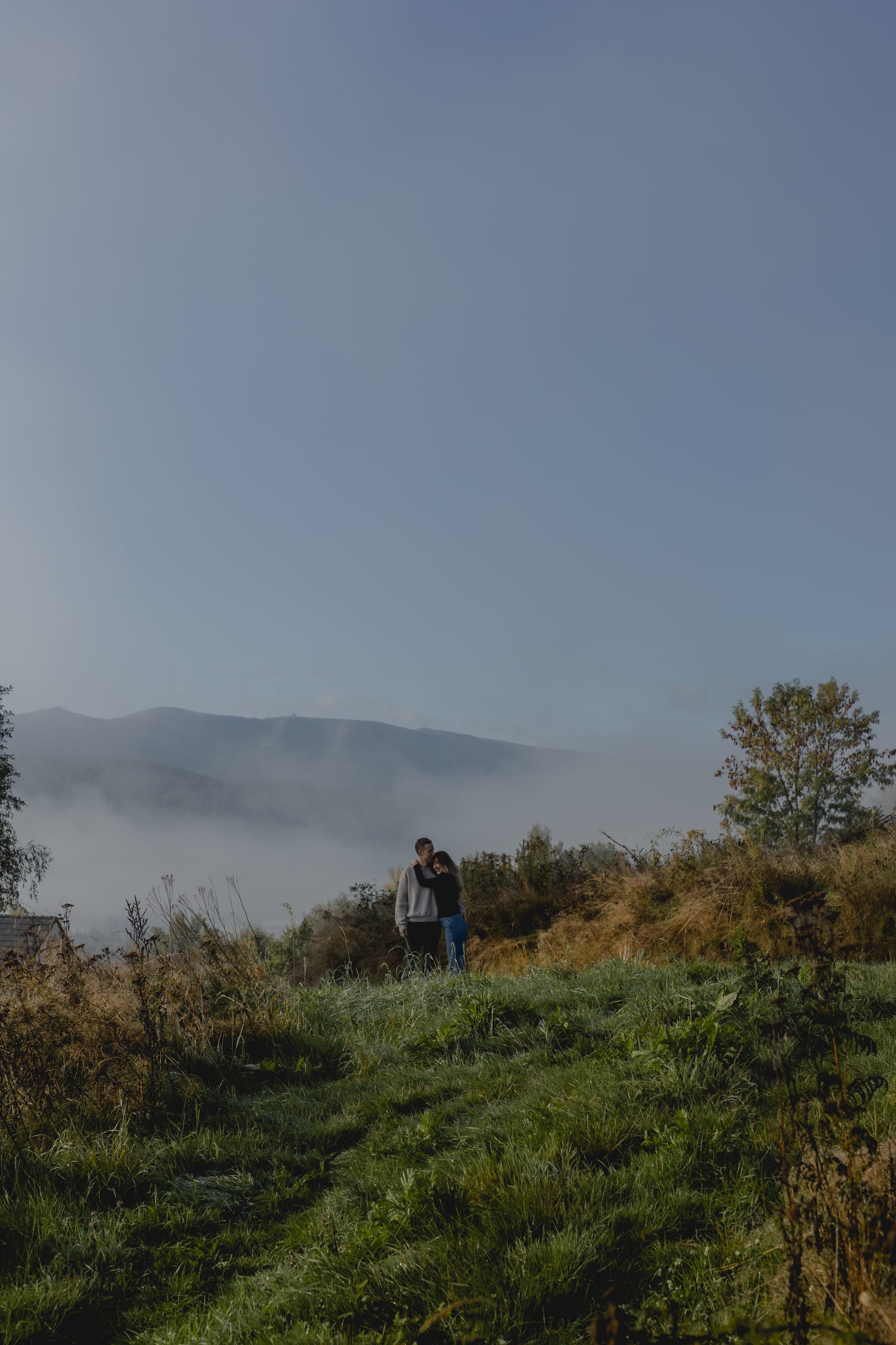 Para we mgle na tle górskiego krajobrazu — FlowFort